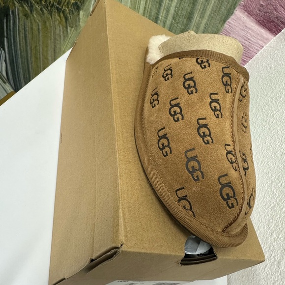 Woman’s UGG slippers - Picture 3 of 3